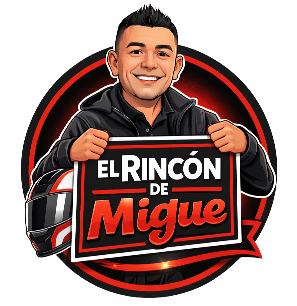 Logo el Rincón de Migue, foto caricaturizada de Miguel sosteniendo un letrero con el nombre de la Tienda en Línea y con un casco de motociclista bajo su brazo derecho. En colores Gris Asfalto, Rojo Intenso y Blanco.