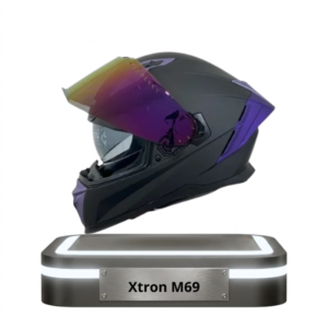 Casco integral Xtrong M69 color negro mate con detalles morados