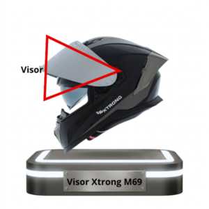 Casco Xtrong M69 con mentonera levantada, indicando el visor solar interno en rojo.